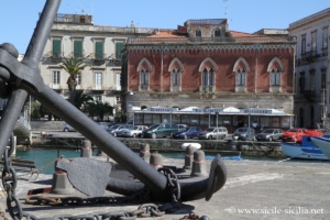 Vue sur la darse et Ortygie