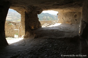 Salles troglodytes du château de Sperlinga