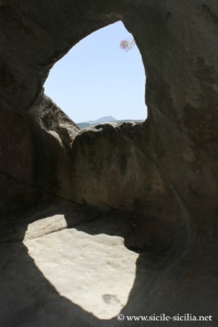 Salles troglodytes du château de Sperlinga