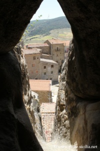 Salles troglodytes du château de Sperlinga