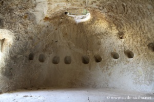 Salles troglodytes du château de Sperlinga