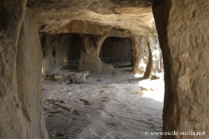 Salles troglodytes du château de Sperlinga