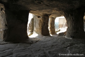 Salles troglodytes du château de Sperlinga