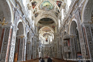 Nef centrale de l'église du Gesù de Palerme