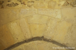 Inscription à l'entrée du château de Sperlinga