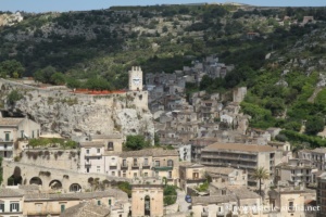 Vue sur la château de Modica du belvédère de San Benedetto