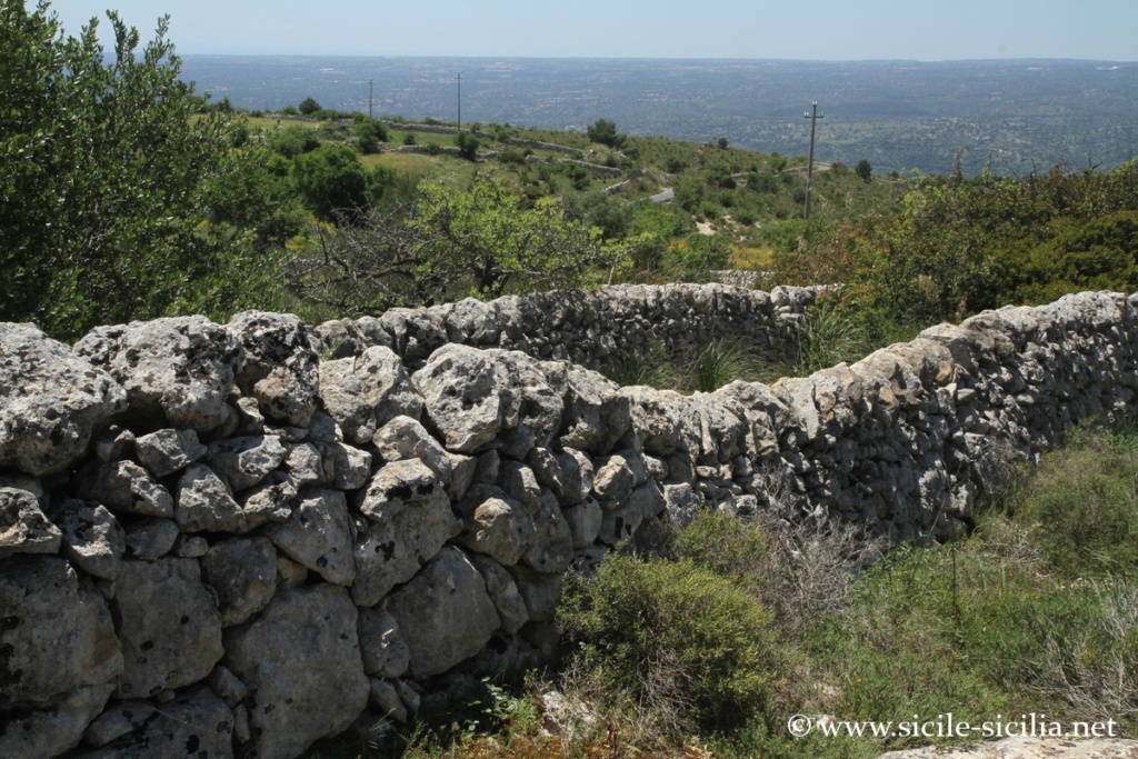 Murs en pierre sècle des Monts Hybléens vers le Mont Finocchito, Sicile