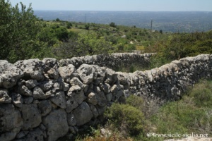 Murs en pierre sècle des Monts Hybléens vers le Mont Finocchito, Sicile