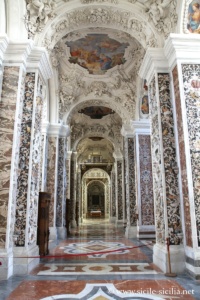 Nef latérale de l'église du Gesù de Palerme