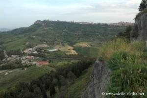 Panorama vers Enna depuis le saut du Comte Roger, Calascibetta