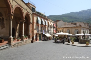 Piazza Margherita à Castelbuono en Sicile
