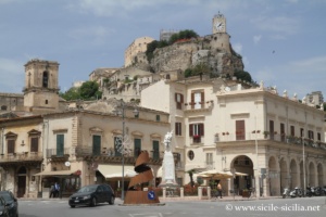 Le chateau de contes de Modica depuis Modica Bassa
