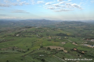 Panorama vers Enna depuis le saut du Comte Roger, Calascibetta