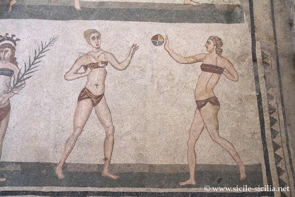 Salle avec les filles en bikini, jeux athlétiques, villa romaine de Casale