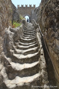 Escalier du château de Sperlinga en Sicile