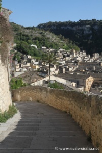 Ruelle vers Modica Alta et le château