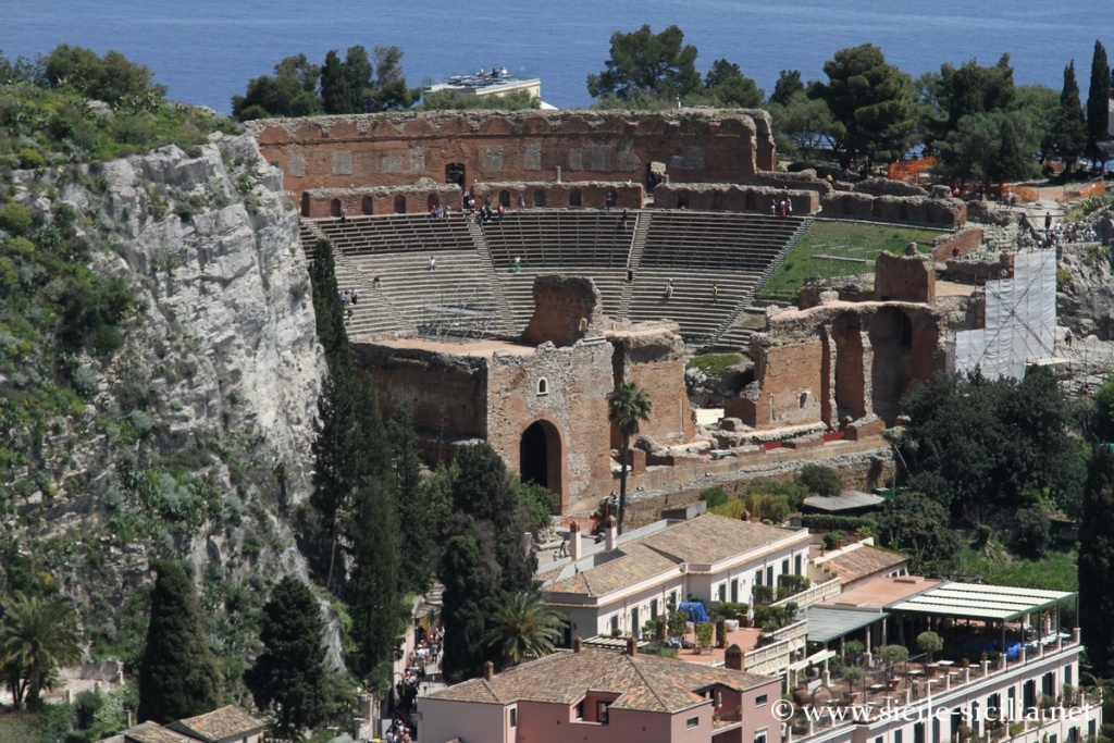 Vue sur le théâtre romain depuis le chemin de la Rocca