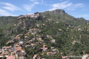 Vue sur Castelmola depuis Taormine