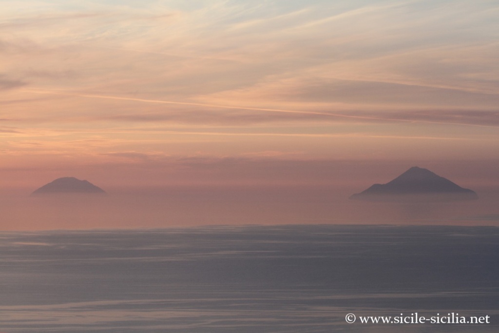 Alicudi et Filicudi depuis le grand cratère de Vulcano