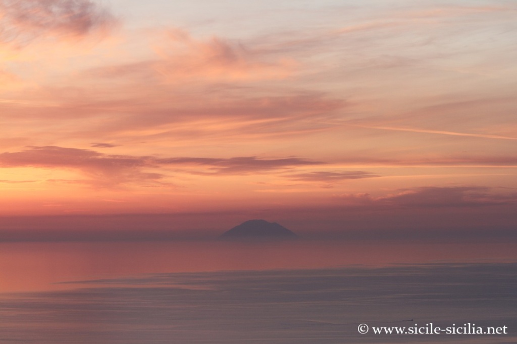 Coucher de soleil avec Alicudi depuis le grand cratère de Vulcano, îles éoliennes