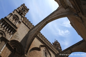 Campanile et arcs-ponts de la cathédrale de Palerme