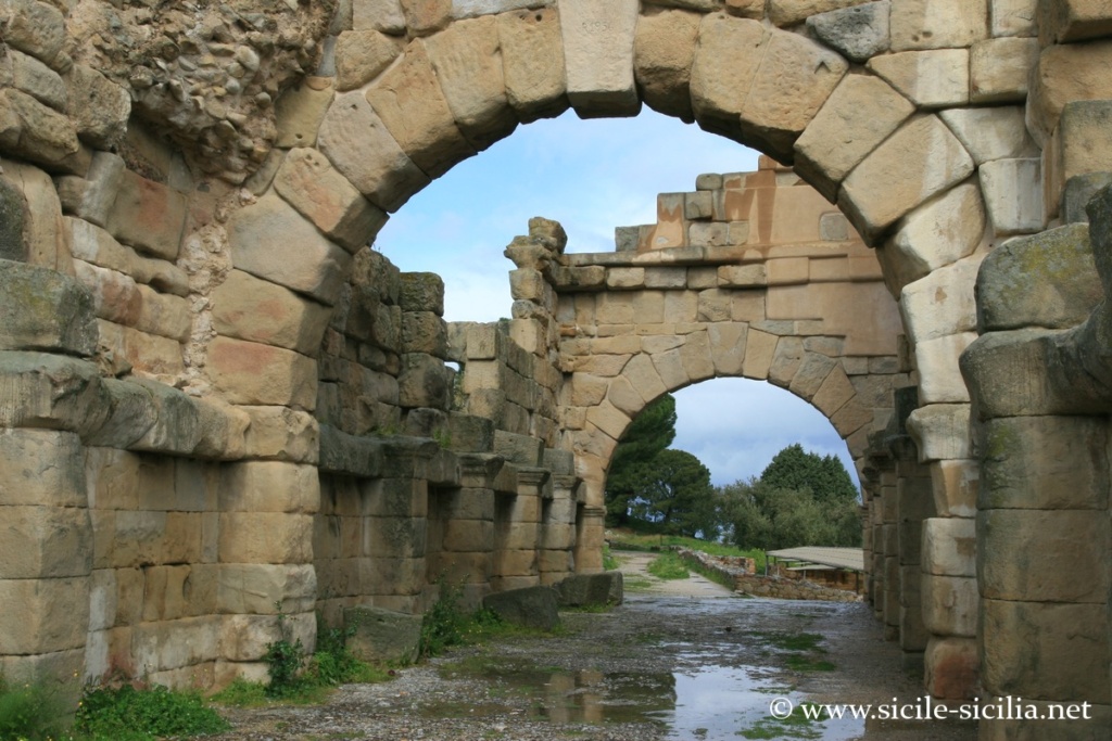 Basilique, parc archéologique de Tyhndaris, Sicile
