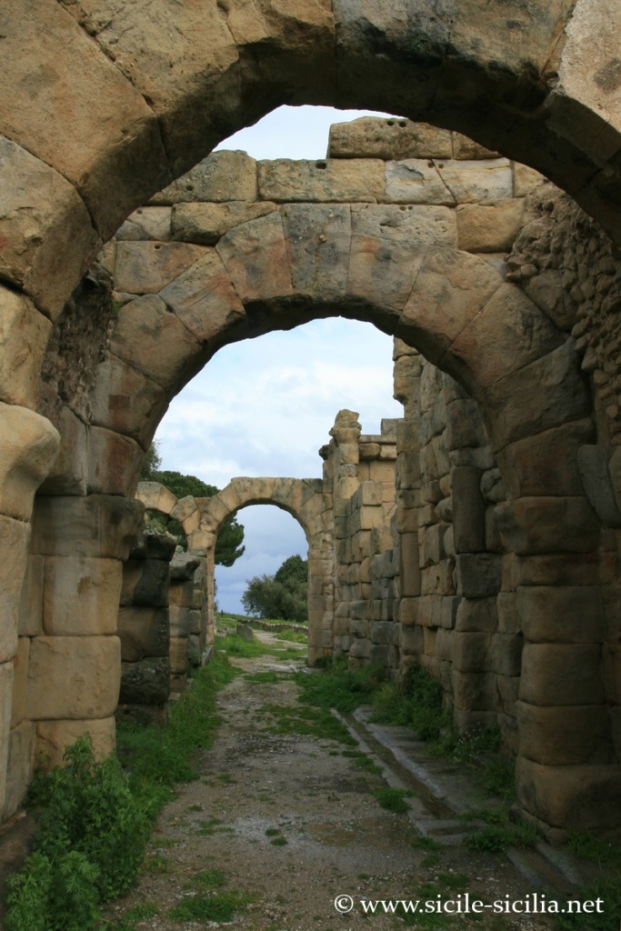 Basilique, parc archéologique de Tyhndaris, Sicile