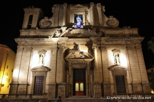 Façade le soir de la Basilique Santa Maria del Soccorso, Sciacca, Sicile
