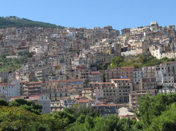 Cammarata: petite ville des collines siciliennes