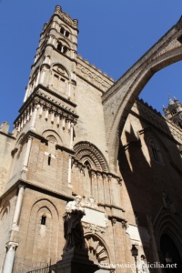 Campanile et arcs-ponts de la cathédrale de Palerme
