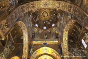 Intérieur et mosaïques des arcs de la Chapelle Palatine de Palerme