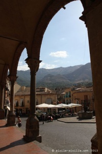 Foto della Piazza Margherita a Castelbuono