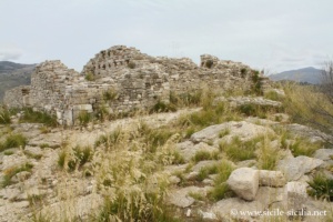 Vestiges du château de l'acropole de Ségeste