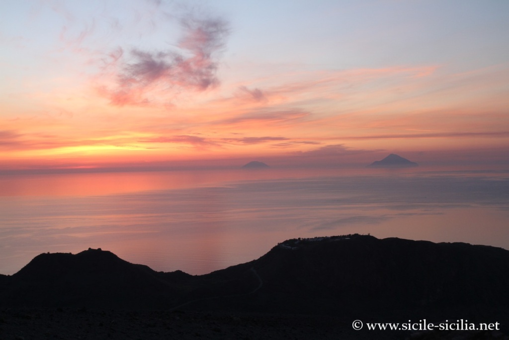 Coucher de soleil depuis le grand cratère de Vulcano, îles éoliennes