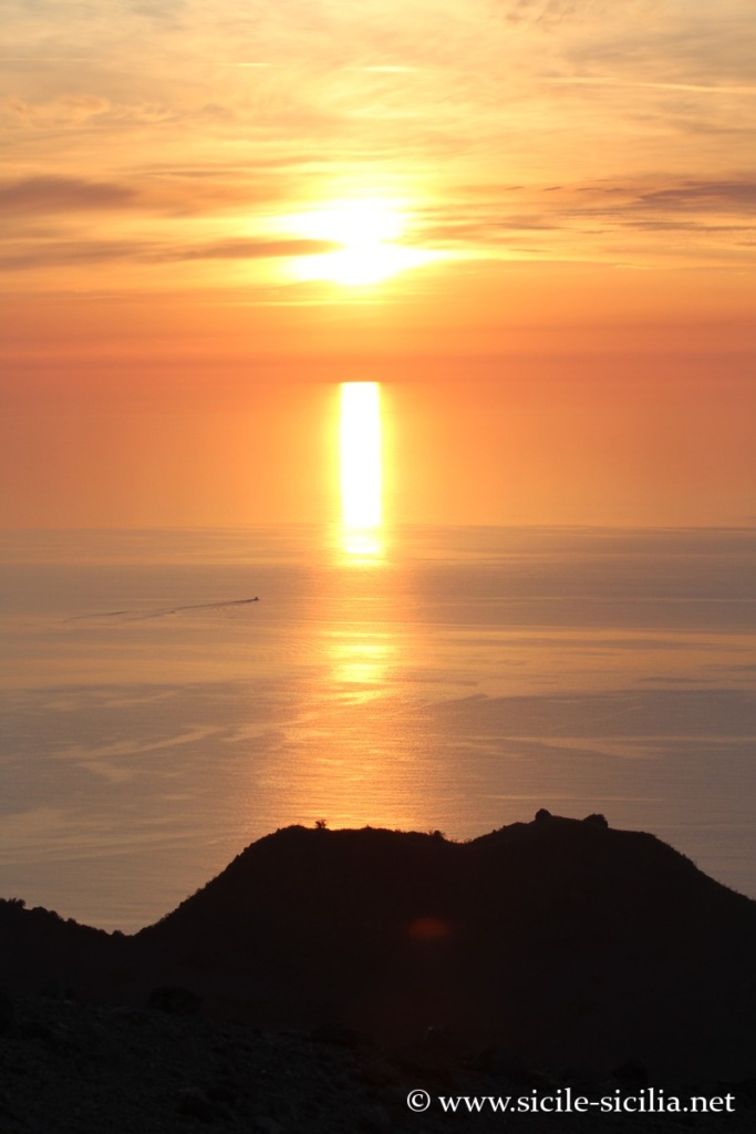 Coucher de soleil depuis le grand cratère de Vulcano, îles éoliennes