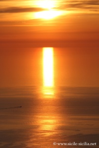 Coucher de soleil depuis le grand cratère de Vulcano, îles éoliennes