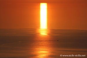 Coucher de soleil depuis le grand cratère de Vulcano, îles éoliennes