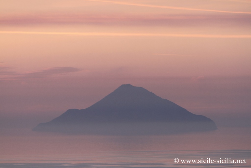 Coucher de soleil avec Filicudi depuis le grand cratère de Vulcano, îles éoliennes