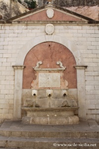 Fontana dei tre cannoli, Piana degli Albanesi, Sicile