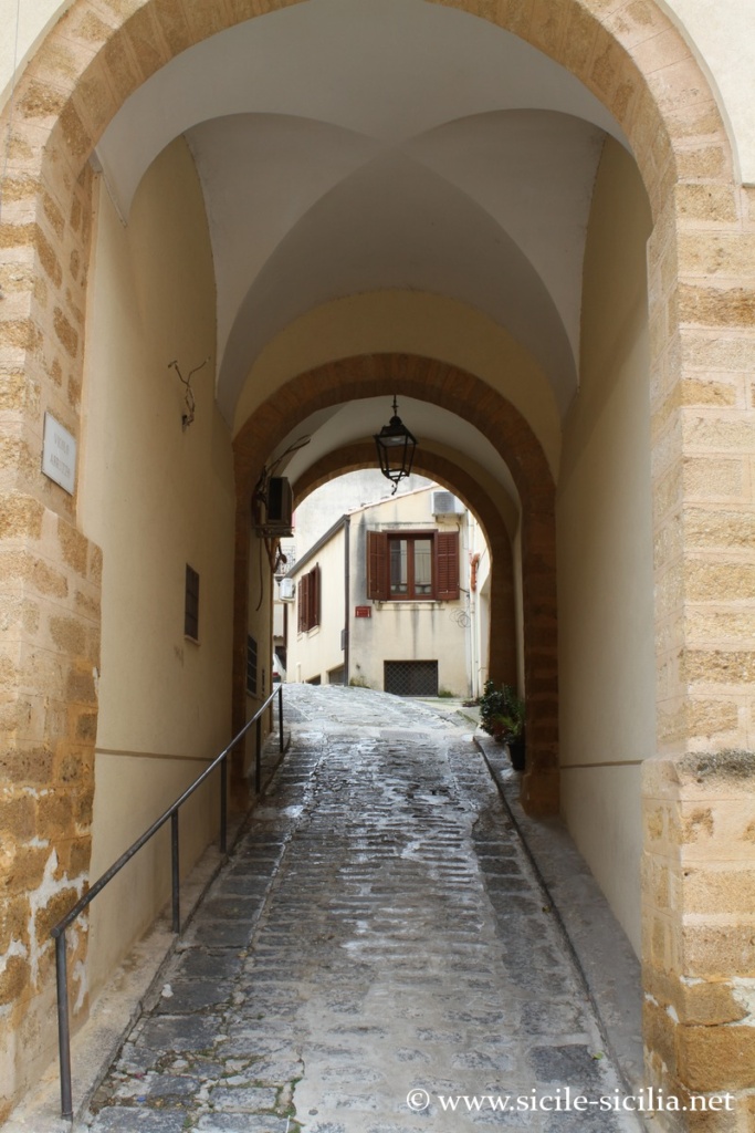 Passage palais du Corso Umberto I, Sambuca di Sicilia