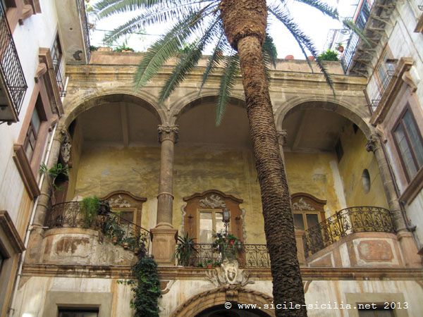 Cortile di palazzo a Palermo