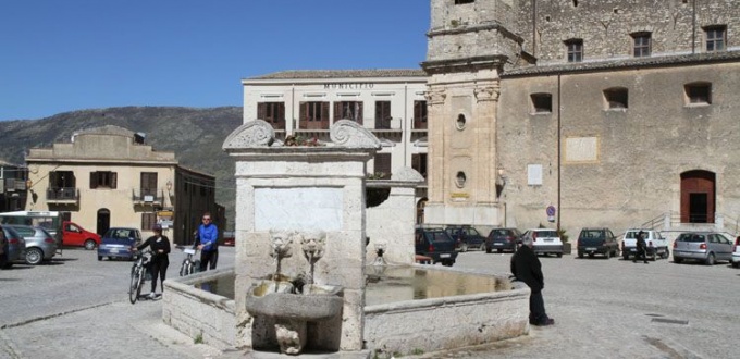 Palazzo Adriano, Piazza Umberto I