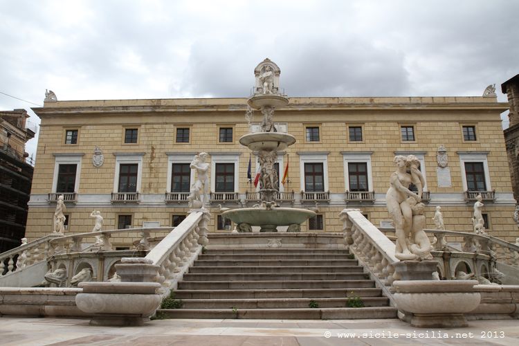 Fontana e piazza Pretoria