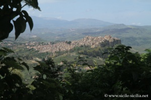 Panorama vers Calascibetta, Château de Lombardie, Enna, Sicile