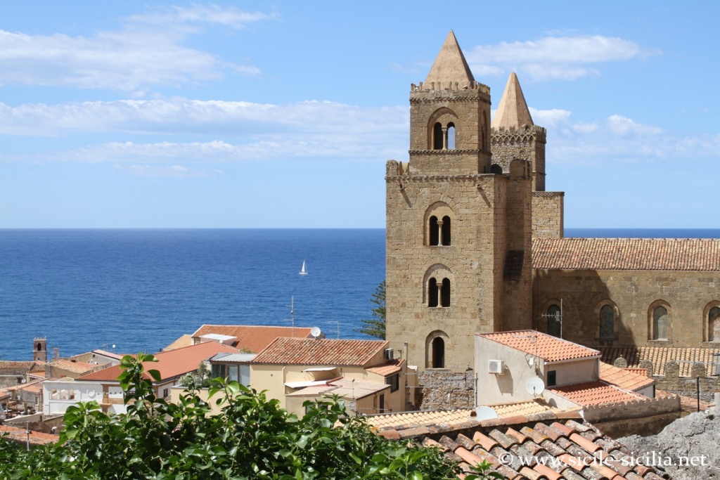 Panorama sur Cefalù en Sicile, clochers de la cathédrale