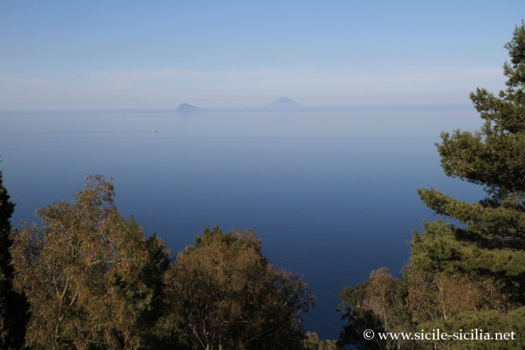 Panorama vers Filicudi et Alicudi depuis Vulcano, Sicile