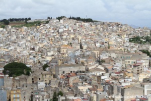 Vue sur Calatafimi depuis le château Eufemio