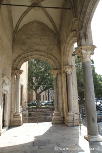 Portique de Santa Maria della Catena à Palerme