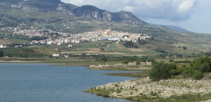 Panorama sur Sambuca di Sicilia avec le Lac Arancio