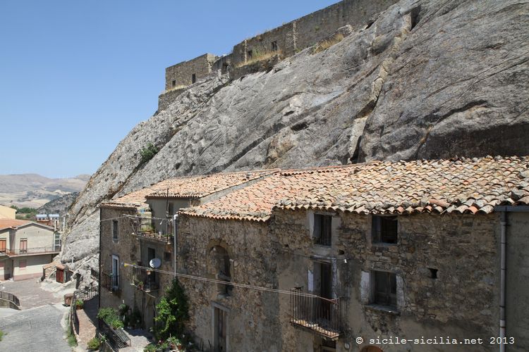 Sperlinga: petit bourg sicilien pittoresque